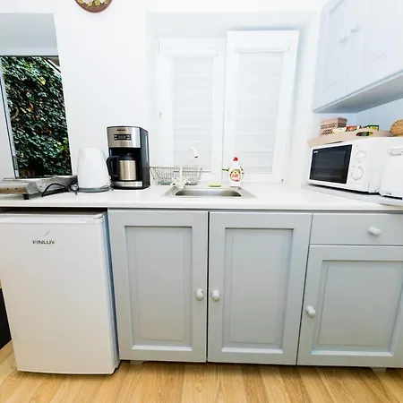 Tischler & Studio Apartment *